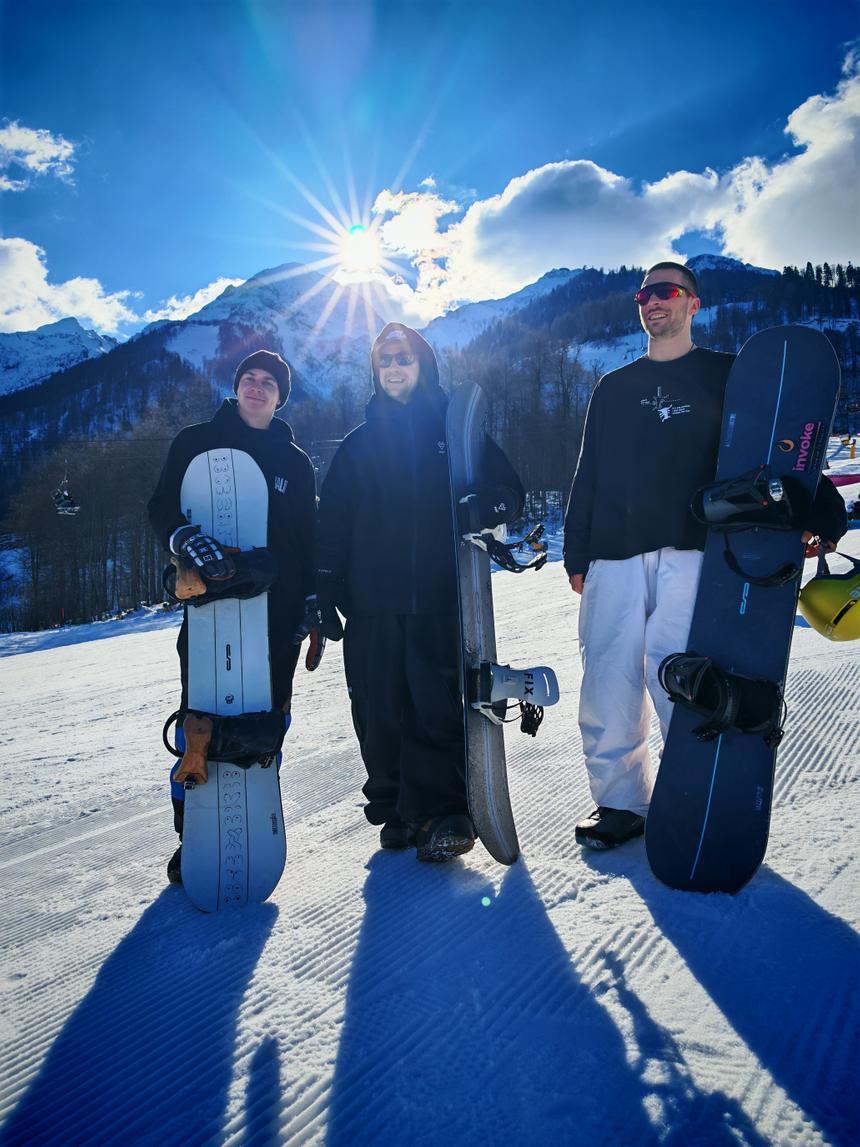 За такие фотографии против света в супер-солнечный день смартфоны обычно наказывают ЧЁРНЫМ задним фоном. Но Magic 7 Pro «тащит» качество без проблем и прощает такие ошибки