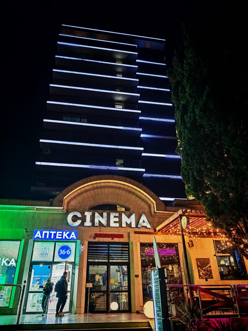 Сфоткать интерьер магазина ночью в темноте без пересвета тоже могут не только лишь все смартфоны. Мало какие смартфоны могут это сделать