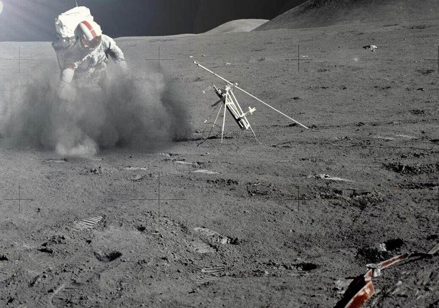 На Луне довольно пыльно. Ветра, как на Марсе, правда, нет... только легче от этого не становится