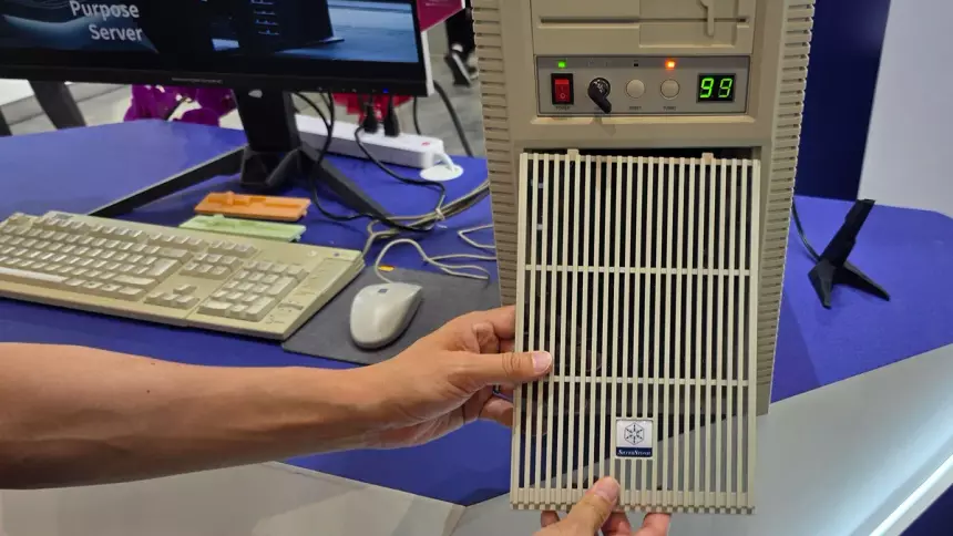 SilverStone представила ретро-корпус FLP02 с кнопкой Turbo и отсеком под DVD