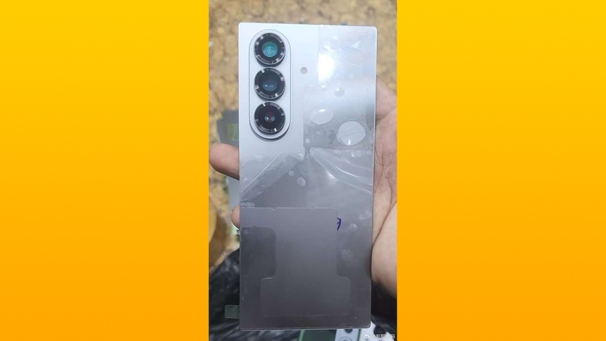 В Сеть слили живое фото складного Samsung Galaxy Z Fold7