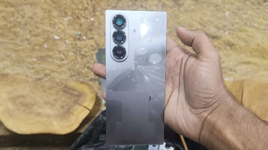 Появилось живое фото Galaxy Z Fold 7 — камера стала заметно крупнее