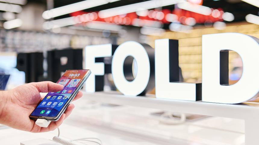 М. Видео: Huawei, Samsung и Tecno — лидеры продаж складных смартфонов в России