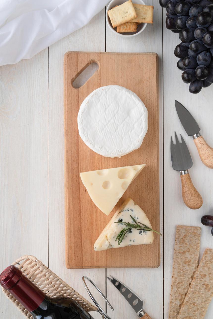 Врач рассказала о важности правильного хранения сыров с плесенью