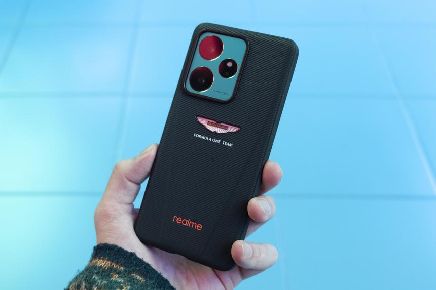 Дизайн и компплектацию realme GT 7 Dream Edition, созданного с Aston Martin, показали в РФ до анонса