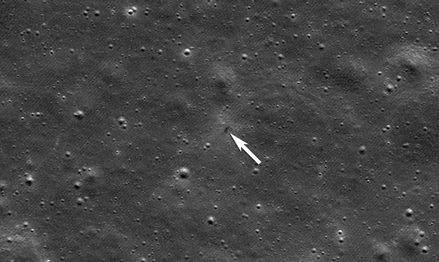 NASA показало кратер от крушения японского аппарата на Луну