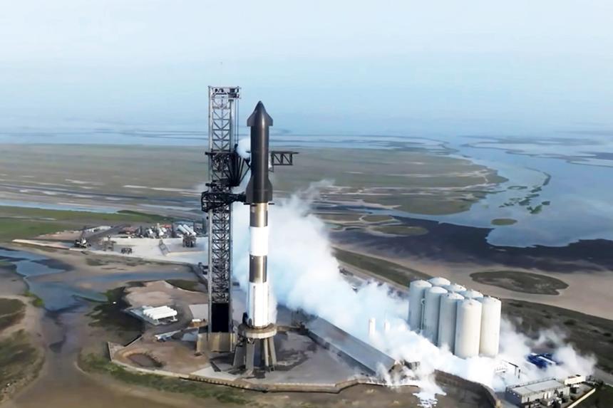 Высота Starship (с ускорителем Super Heavy) составляет ни много, ни мало — 121 м