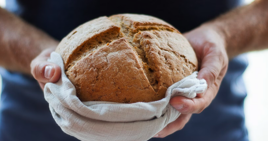 Учёные из Челябинска испекли хлеб с мукой из сверчков и водорослей
