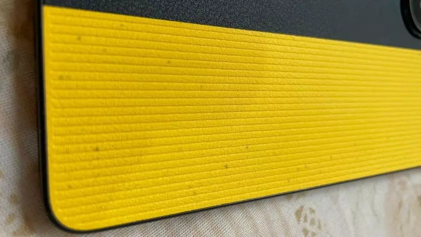 Смартфоны Xiaomi Poco X7 Pro с эко-кожей начали покрываться плесенью