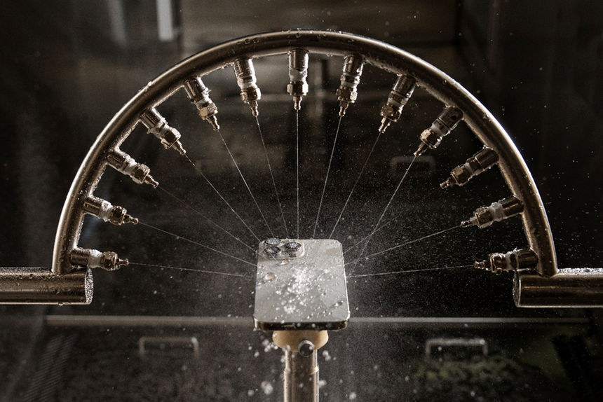 Apple показала, как тестирует прочность iPhone — от падений до «пота»