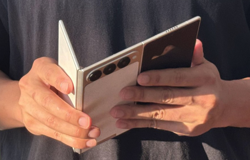 Инсайдер показал складывающийся втрое смартфон Tecno Phantom Ultimate G Fold