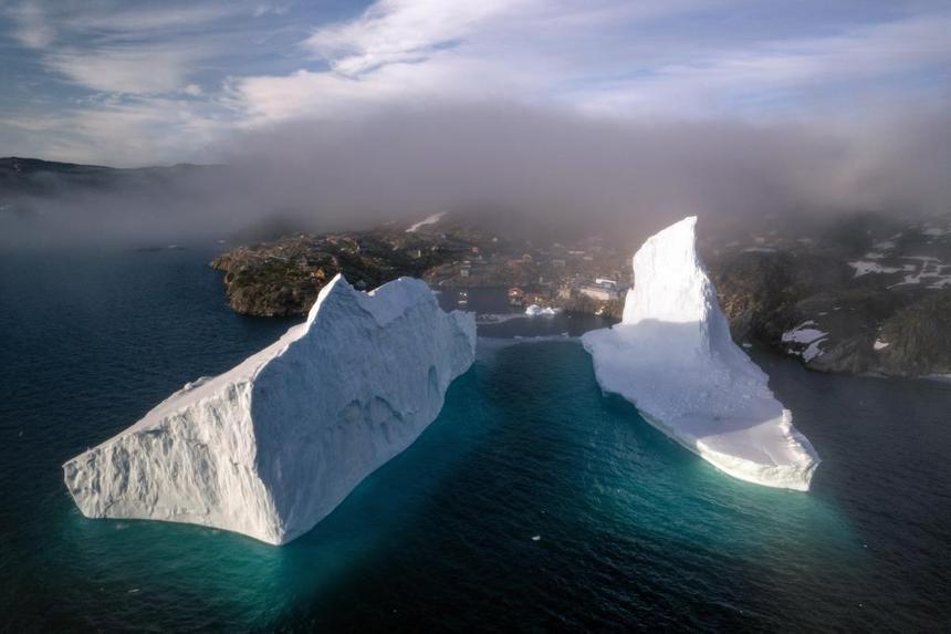 Огромный айсберг опасно приблизился к гренландской деревне