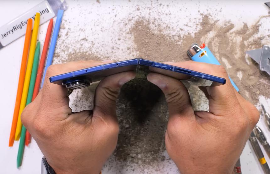 Новейший складной Samsung Galaxy Z Flip7 прошёл тест на гибкость, но есть нюанс