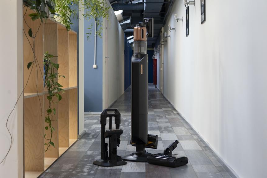 Стоит ли переплачивать за самоочистку в вертикальном пылесосе?