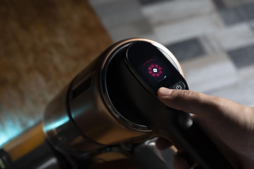 Стоит ли переплачивать за самоочистку в вертикальном пылесосе?