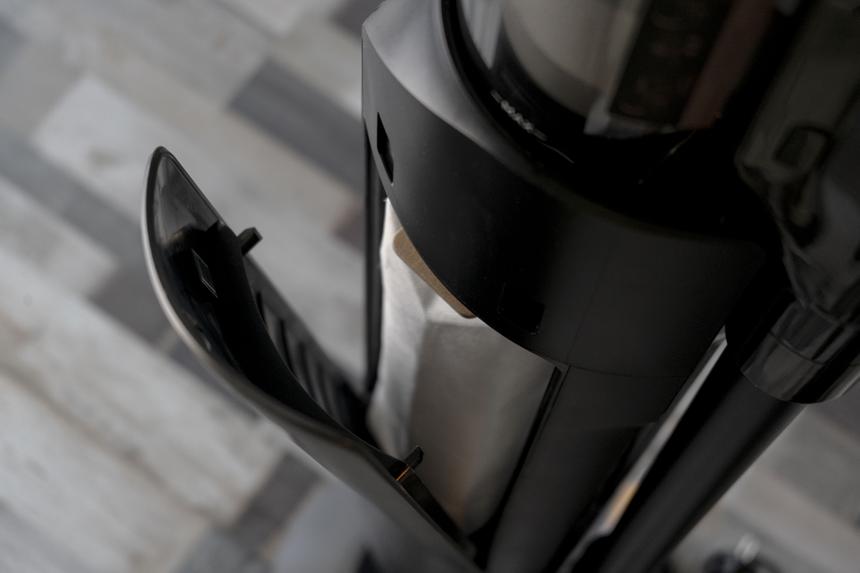 Стоит ли переплачивать за самоочистку в вертикальном пылесосе?