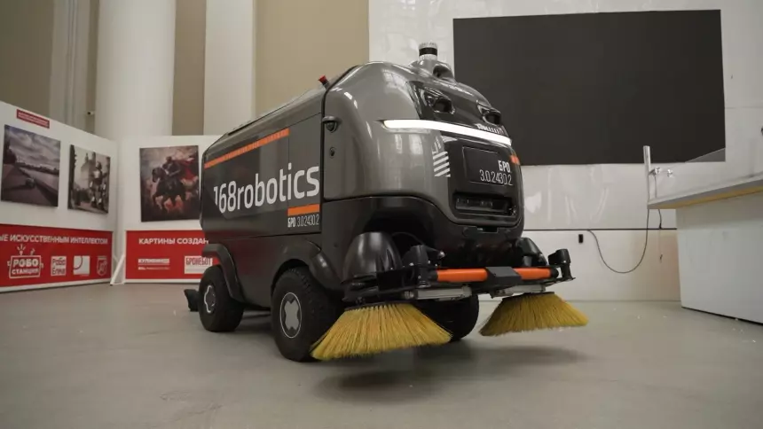 Две российские компании представили своих беспилотных роботов-уборщиков