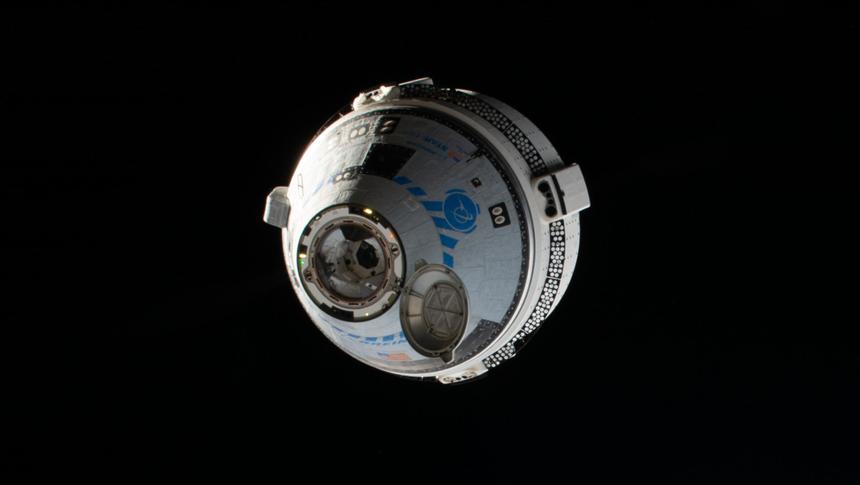 Starliner перед стыковкой с МКС. Тогда астронавты ещё не знали, что им придётся проторчать на станции 9 месяцев вместо запланированных 8 дней