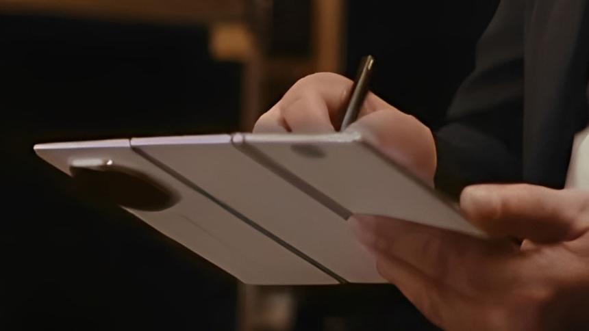 Huawei показала живые фото складывающегося втрое Mate XTs в белом цвете