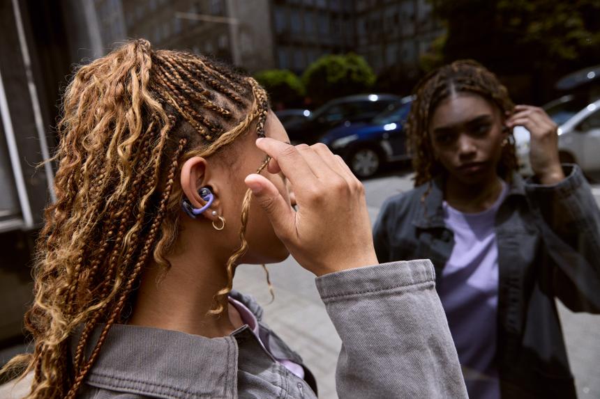 Анонсированы наушники-клипсы с басами и ИИ для звонков JBL Soundgear CLIPS