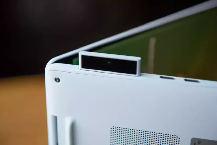 У HONOR MagicBook Art 14 ещё и веб-камера из корпуса выезжает, отстегивается от магнитов, и пристыковывается к крышке