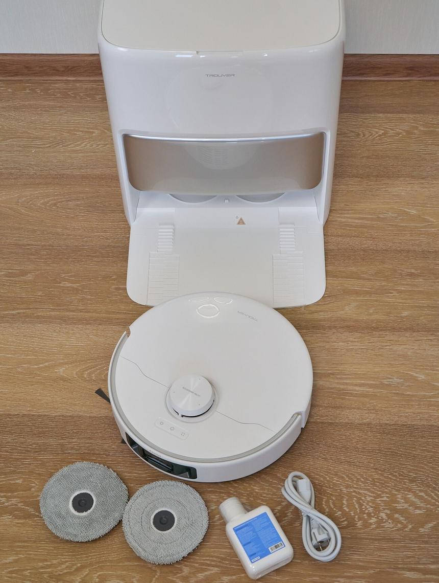 Комплектация Trouver P50 Pro Ultra: робот, база, провод питания, щётки для влажной уборки (только две штуки, запасных нет), и бутылочка с моющим средством, которую можно сразу полностью перелить в специальную ёмкость в базе