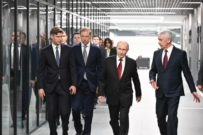 Глава «Роскосмоса» Дмитрий Баканов, первый вице-премьер Денис Мантуров, президент России Владимир Путин и мэр Москвы Сергей Собянин во время открытия Национального космического центра