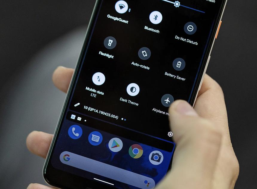 Врач объяснила, в чём вред тёмного режима на телефоне для глаз