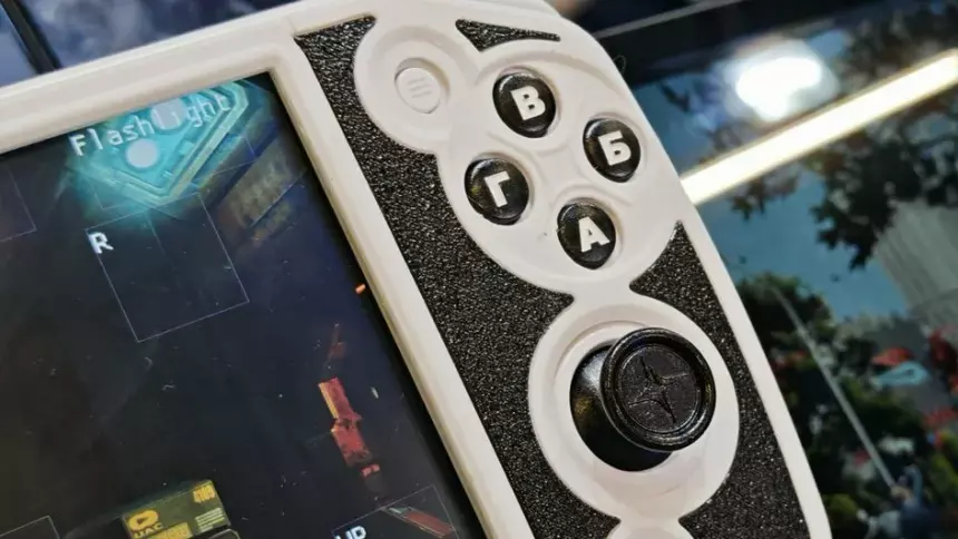Как PlayStation, но с кнопками АБВГ: что известно на сегодня о российской игровой консоли