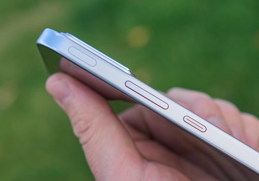 Infinix GT 30 Pro, слева-вверху хорошо заметна сенсорная зона левого триггера