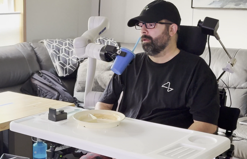 Пациент с Neuralink в мозгу показал, как управляет робо-рукой силой мысли