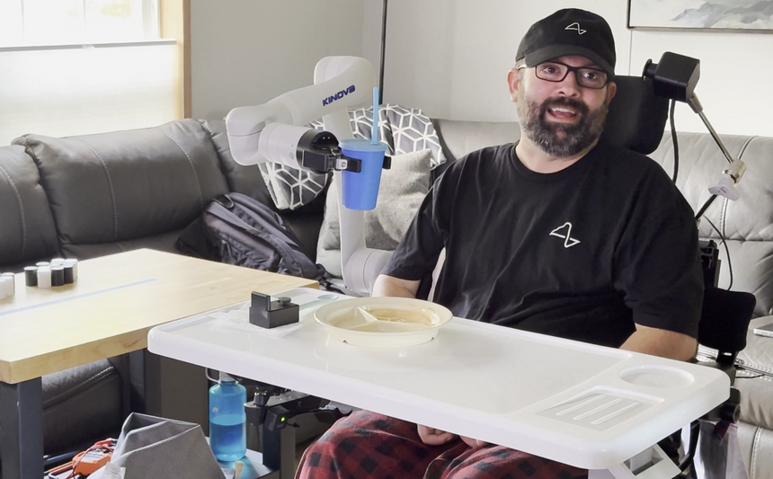 Пациент с Neuralink в мозгу показал, как управляет робо-рукой силой мысли