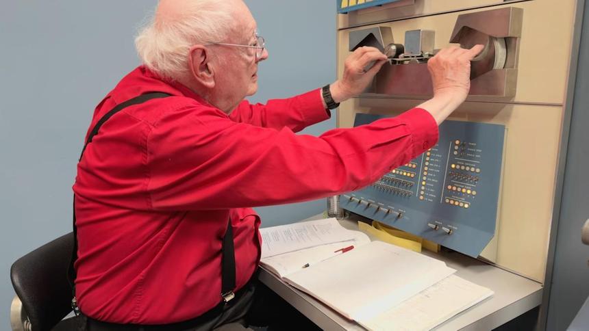 65-летний компьютер PDP-1 заставили «петь» трек через перфоленту