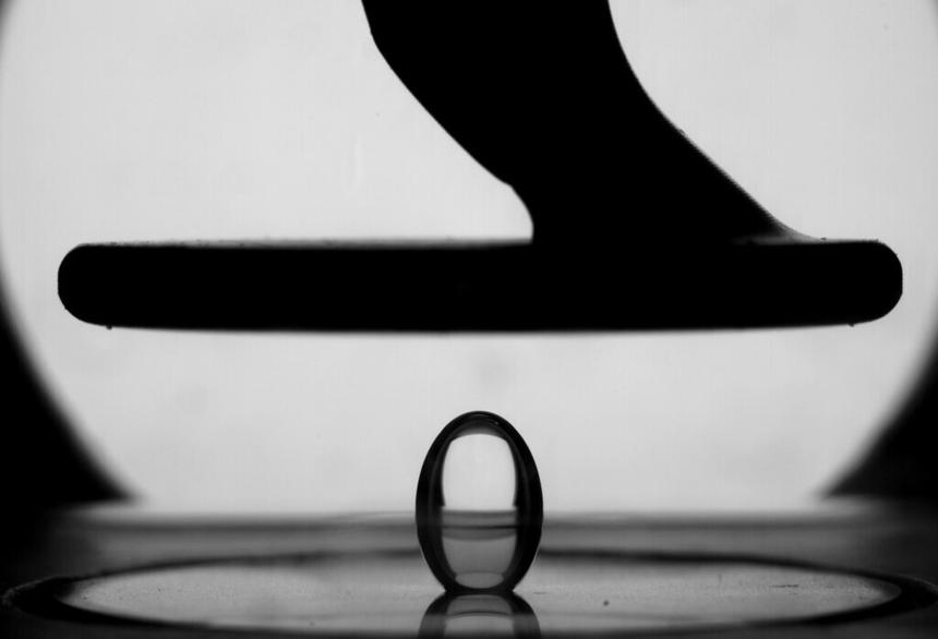 Пузырёк, который получили в 20-м году. Он вытянут вверх под действием электростатики