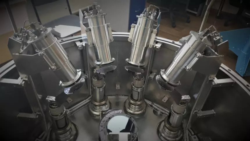 Установка внутри: четыре молекулярных источника и подложка