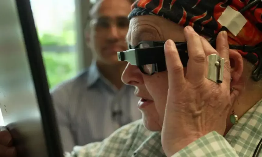 Микрочип PRIMA вернул зрение слепым людям