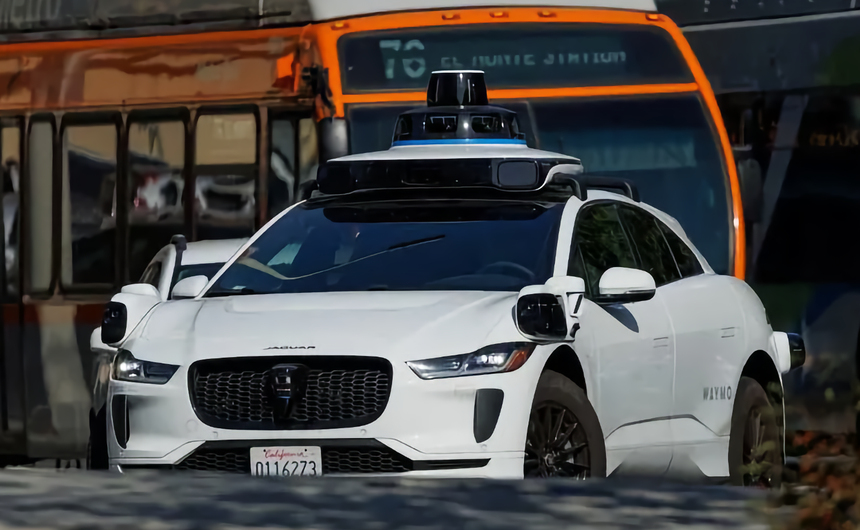 В США власти начали расследование из-за роботакси, которое не остановилось перед школьным автобусом