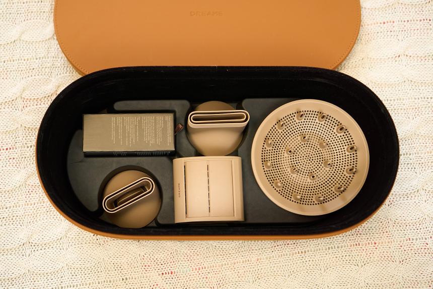 Этот фен сушит волосы, распыляет аромамасло и делает «массаж» головы — но стоит как смартфон