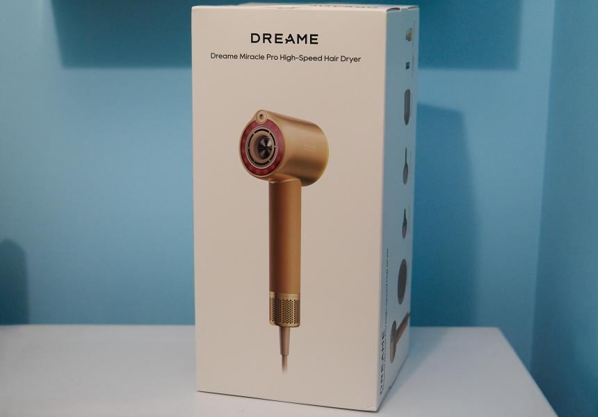 Этот фен сушит волосы, распыляет аромамасло и делает «массаж» головы — но стоит как смартфон