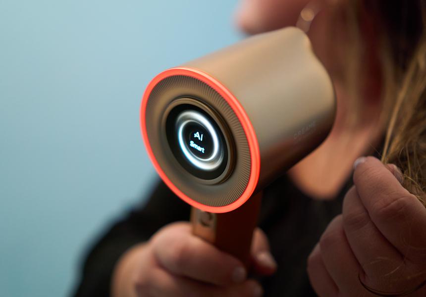 Этот фен сушит волосы, распыляет аромамасло и делает «массаж» головы — но стоит как смартфон