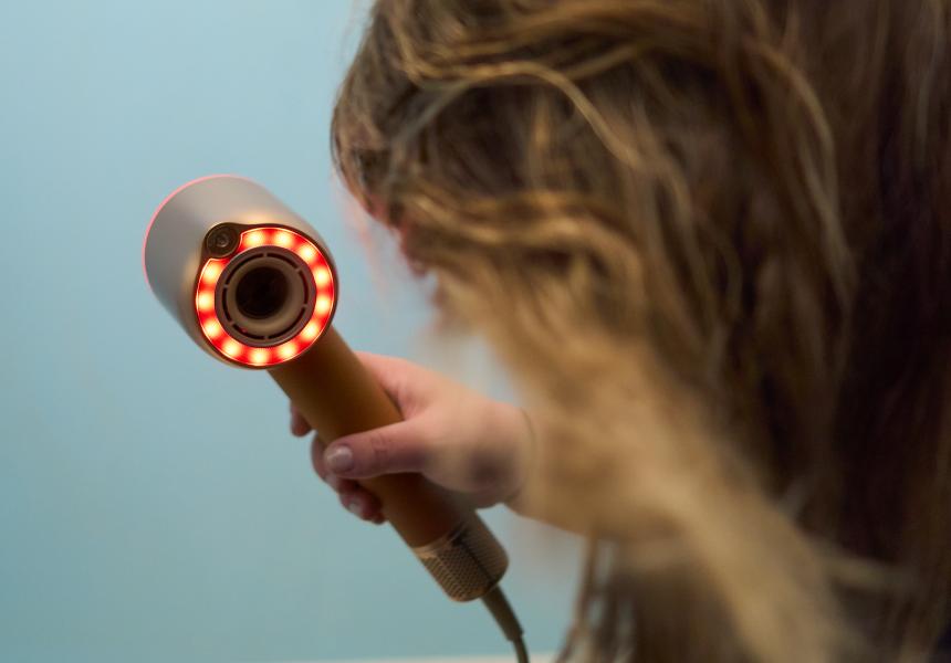 Этот фен сушит волосы, распыляет аромамасло и делает «массаж» головы — но стоит как смартфон