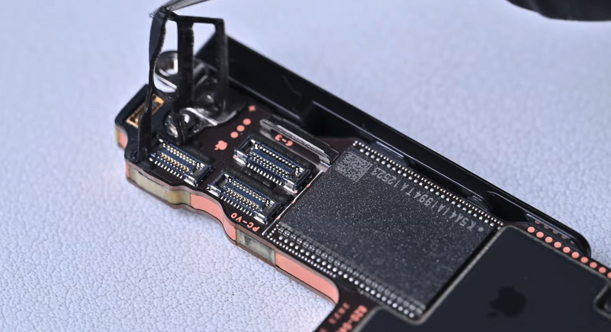 Блогер самостоятельно увеличил память iPhone 17 Pro Max с 256 ГБ до 2 ТБ