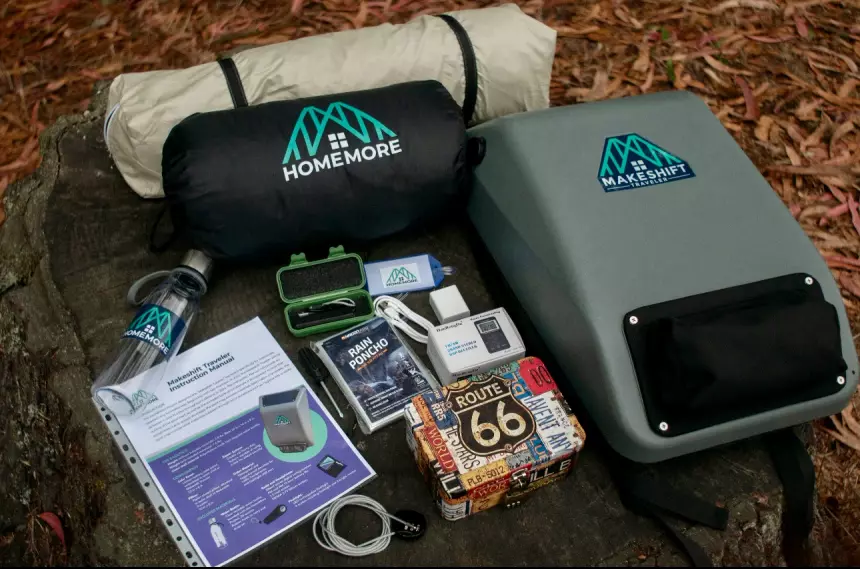 В США энтузиасты начали снабжать бездомных рюкзаками с солнечными батареями