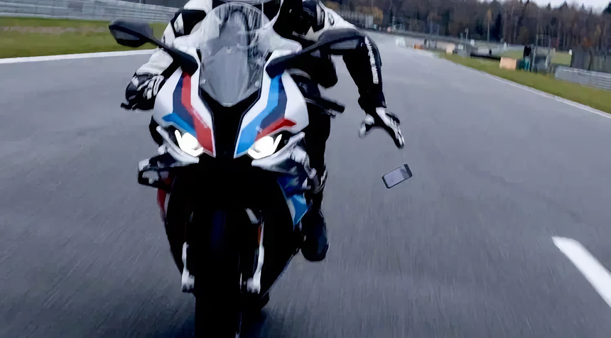 HONOR X9d против асфальта: смартфон прошел краш-тест на скорости свыше 200 км/ч