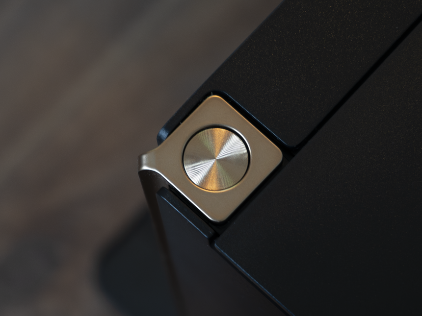 Это робот-пылесос за 190 тысяч рублей. Убирает как клининг-сервис