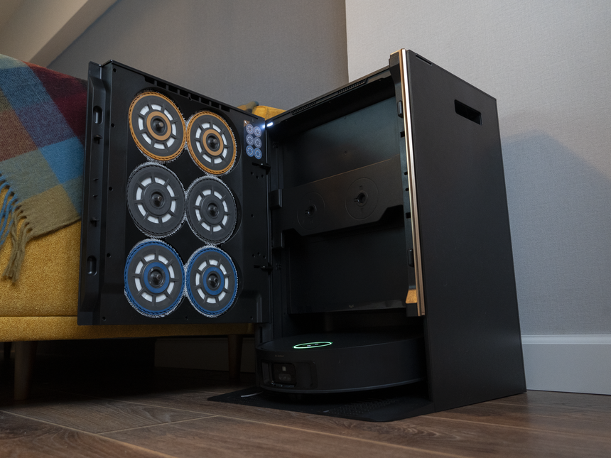 Это робот-пылесос за 190 тысяч рублей. Убирает как клининг-сервис