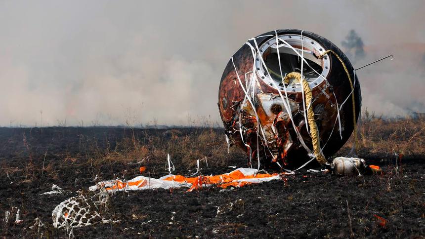 Спускаемый аппарат после посадки в Оренбургской области