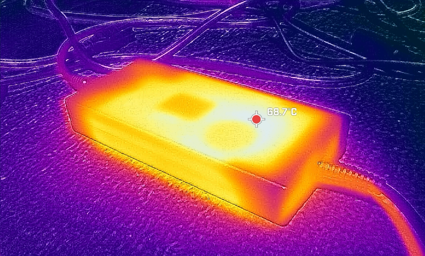 Блок питания ноутбука MSI Stealth 18 HX нагревается до 70 °C при нагрузке в играх