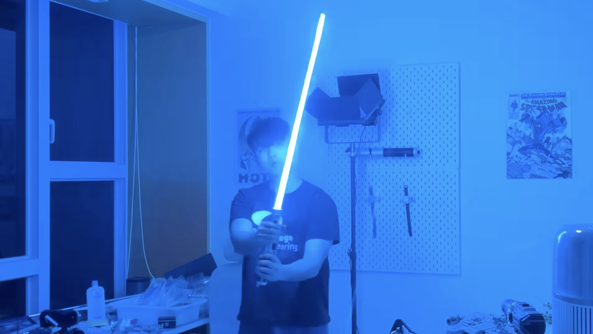 Энтузиаст сделал полностью выдвижной световой меч из «Звездных войн» с возвратом клинка в рукоять