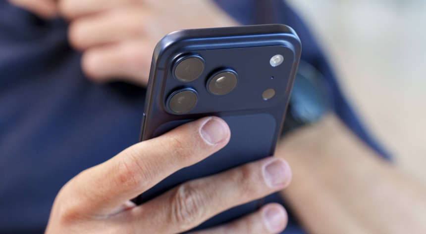 Тесты GSMArena показали, что iPhone 17 Pro с eSIM работает почти на час дольше модели с физической SIM